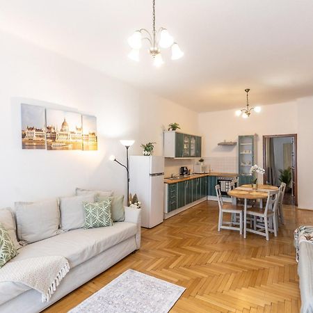 Riverside Balcony Apartment With View To Danube บูดาเปสต์ ภายนอก รูปภาพ