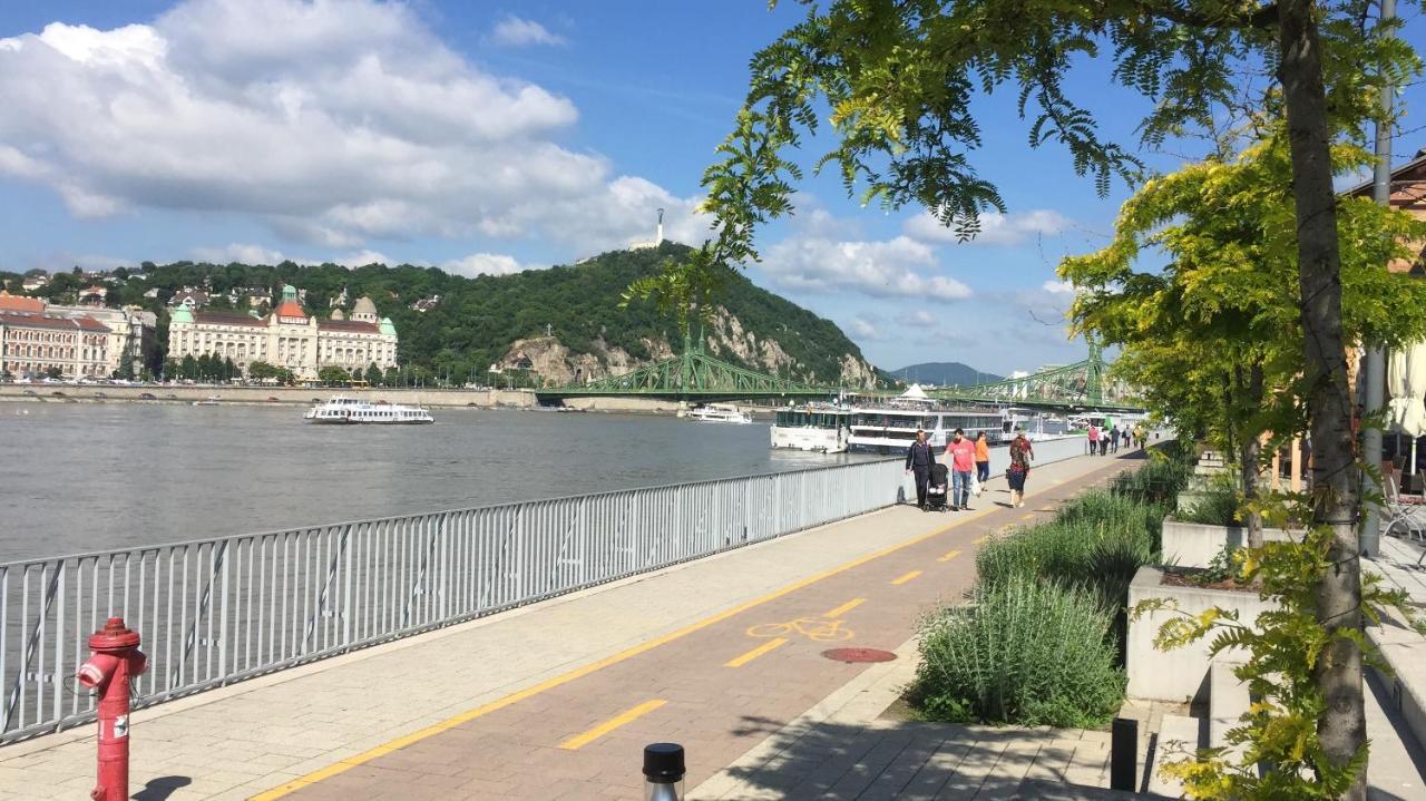 Riverside Balcony Apartment With View To Danube บูดาเปสต์ ภายนอก รูปภาพ