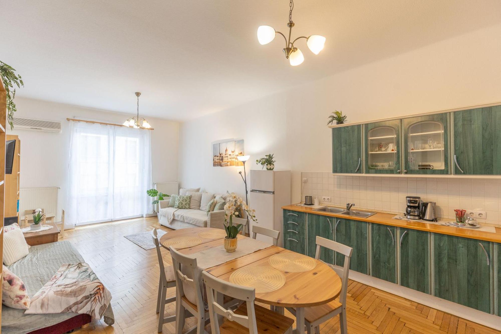 Riverside Balcony Apartment With View To Danube บูดาเปสต์ ภายนอก รูปภาพ